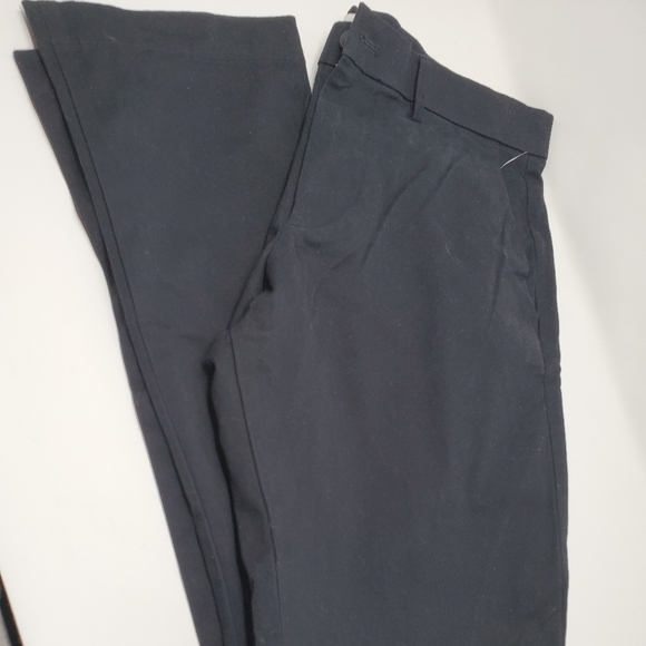 Gap  Modern Khakis in Straight Fit with Gapflex - Picture 4 of 4